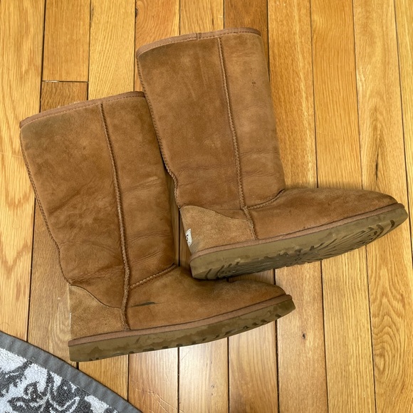 UGG Classic tall boot - size 8 - Picture 1 of 7